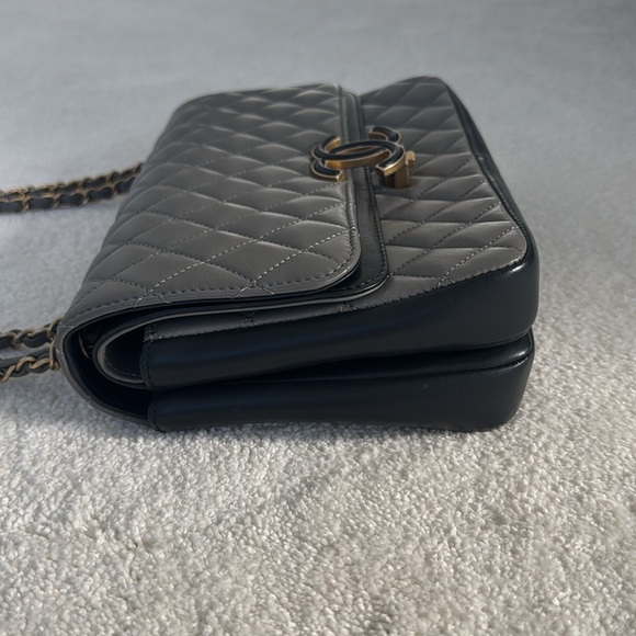 NWOT CHANEL TWO TONE DOUBLE FLAP BAG
GRAY AND BLACK WITH LEATHER COVERED
CC - Picture 6 of 8